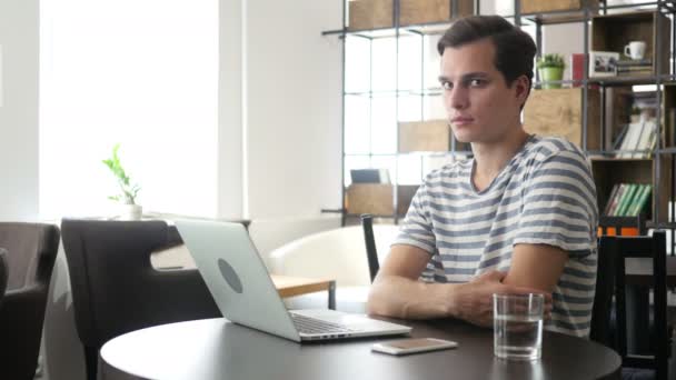 Hombre de negocios feliz sentado en la oficina, lugar de trabajo — Vídeo de stock