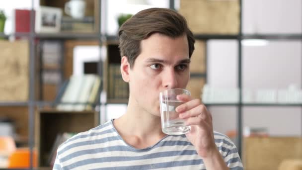Hombre de negocios guapo en tela casual agua potable en la oficina — Vídeos de Stock
