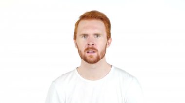 Beyaz arka plan üzerinde başarılı kazanan mutlu Kızıl saçlı adam