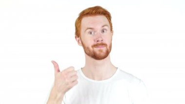 Kızıl saçlı gri adam el başparmak, beyaz arka plan üzerinde izole