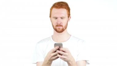 Mobil akıllı telefon, beyaz arka plan üzerinde mesaj yazarak kullanan adam