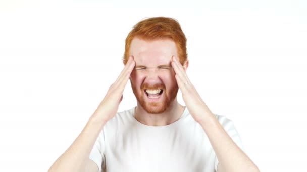 Stressé roux homme cheveux bouleversé frustré fond blanc — Video