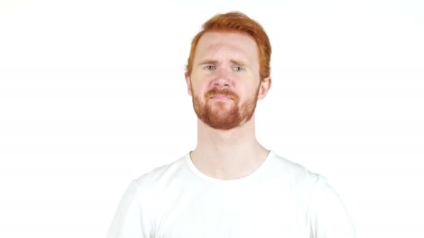Разочарованный молодой, подавленный, сердитый рыжий мужчина на белом фоне — стоковое видео