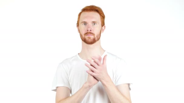 Giovane uomo applaudendo e sorridendo isolato su uno sfondo bianco — Video Stock
