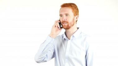 Smartphone, yapılan anlaşma söz gülümseyen genç işadamı portresi