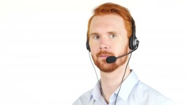 Ok işaret gösteren yakışıklı mutlu telefonu operatörü