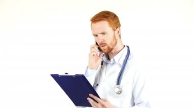 endişeli doktorlar diyen birileri tıbbi tartışırken repot