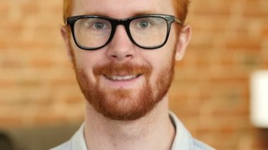 Genç gülümseyen yüz adam