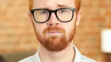 İş, yüz yakın çekim hayal kırıklığına uğramış genç adam yorgun