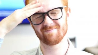 Office, baş ağrısı, yüz yakın çekim erkekte vurguladı yorgun