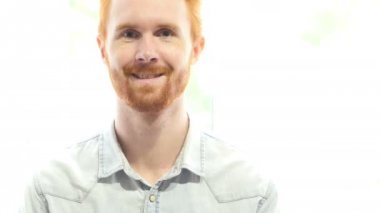 gülümseyen genç adam portresi 