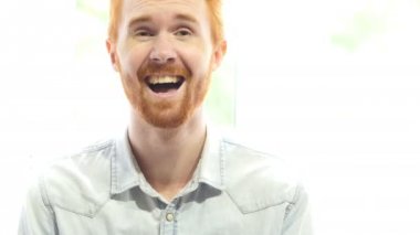 Gülüyor ve kamera üzerinde parmak işaret