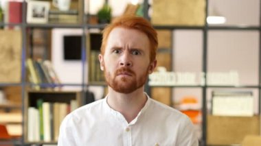 Kızgın adam orta parmak, agresif gösterilen