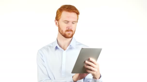 Navegando no Tablet, Man Using Tab — Vídeo de Stock
