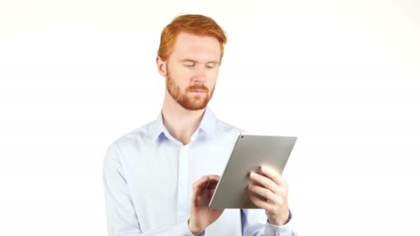 Retrato de un hombre de negocios usando una tableta — Vídeos de Stock