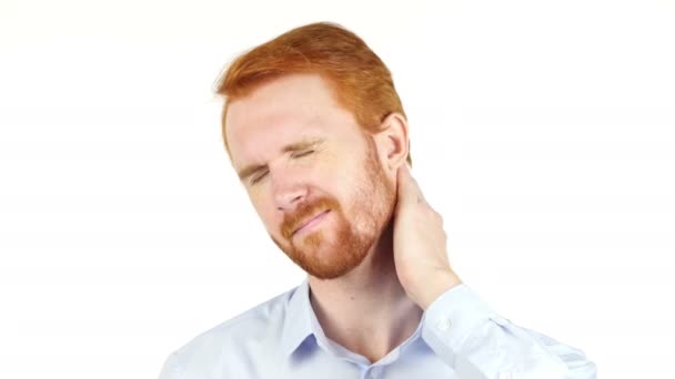 Modelo de cabelo vermelho atraente no fundo branco com dor no pescoço — Vídeo de Stock