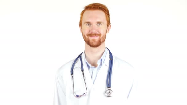 Doktor se stetoskopem kolem krku, při pohledu na fotoaparát s úsměvem, portrét — Stock video