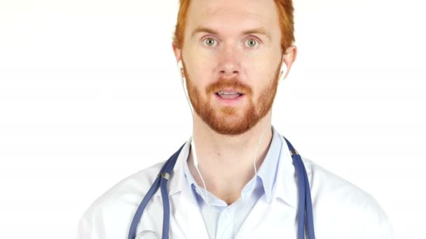 Médico que dá consulta ao paciente on-line, vídeo chat — Vídeo de Stock