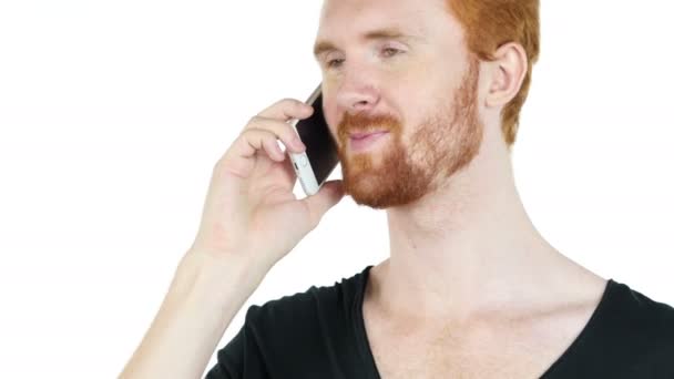 Щасливий чоловік розмовляє по мобільному телефону — стокове відео