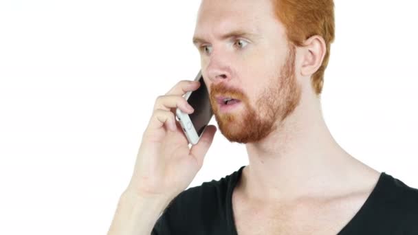 Un giovane uomo depresso arrabbiato e stressato che parla aggressivamente al telefono — Video Stock