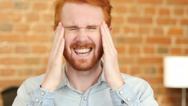 Mal de tête, Charge de travail, Jeune homme Portrait au travail — Video