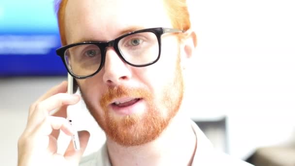 Adam cep telefonu üzerinde konuşurken rahat ol tartışma — Stok video