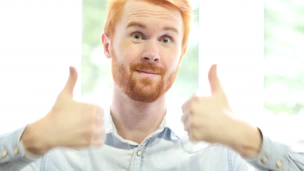 두 손으로, 성공적인 긍정적인 젊은 남자 초상화 엄지손가락 — 비디오