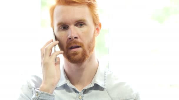 Telefonat, junger Mann bespricht neues Projekt — Stockvideo