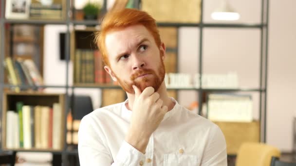 Réfléchi au bureau, Homme d'affaires Penser à un nouveau projet — Video