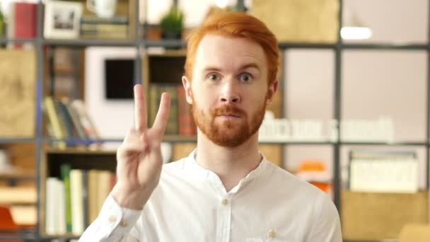 Genç adam zafer işareti parmağını ile gösterilen — Stok video