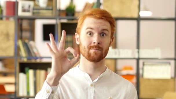 Joven mostrando señal de Okay, Satisfacción con el pulgar arriba — Vídeos de Stock