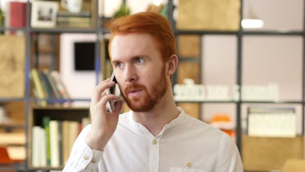 Joven Diseñador Hablando por Teléfono en la Oficina — Vídeos de Stock