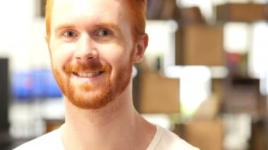 yakın çekim kameraya gülümseyen mutlu bir genç adam portresi