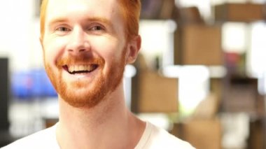 Gülümseyen genç mutlu yakışıklı bir adam portresi