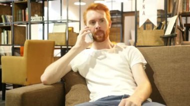 Bir mobil cep telefonuyla konuşan yakışıklı adam