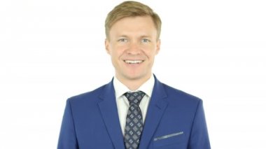 gülümseyen işadamı olarak izole güvenilirliğe sahip kameraya bakıyor