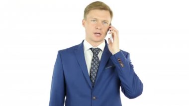 Genç işadamı konuşmak Smartphone, telefon görüşmesi katılıyor