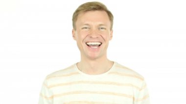 Mutlu Adam beyaz arka planda gülüyor