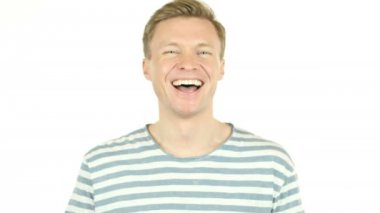 Yakışıklı adam closeup şaka gülüyor, beyaz arka plan üzerinde izole