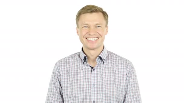 Портрет смеющегося человека, улыбающегося, белого фона — стоковое видео