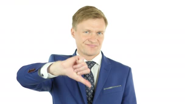Грустный бизнесмен показывает большие пальцы на белом фоне — стоковое видео