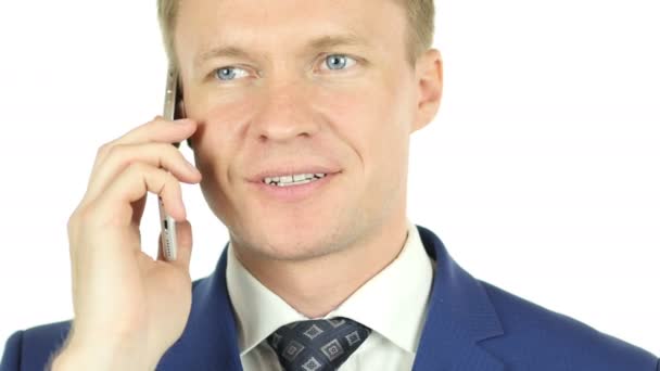 Zakenman Talking op telefoon, portret met witte achtergrond — Stockvideo