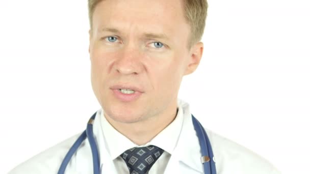 Dokter praat met camera in video-chat, Portrait — Stockvideo