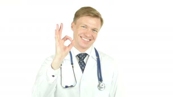 Sonriente Doctor Mostrando Signo de Bien, Gesto sobre fondo blanco — Vídeo de stock