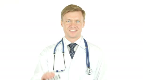 Доктор тримає таблетки в блістері, портрет на білому тлі — стокове відео