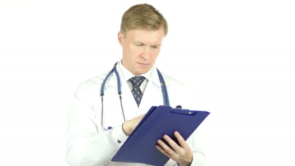 Dottore serio che legge un case history medico — Video Stock