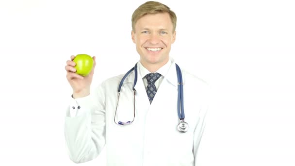 Importancia de la salud. médico muestra manzana verde — Vídeo de stock