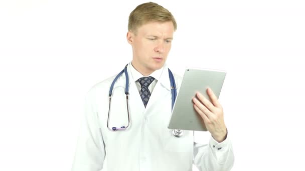 Γιατρός σε απευθείας σύνδεση διαβούλευση με ασθενή, Skype μέσω Tablet — Αρχείο Βίντεο