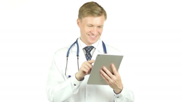 Trabalhador de saúde feliz usando computador tablet, fundo branco — Vídeo de Stock