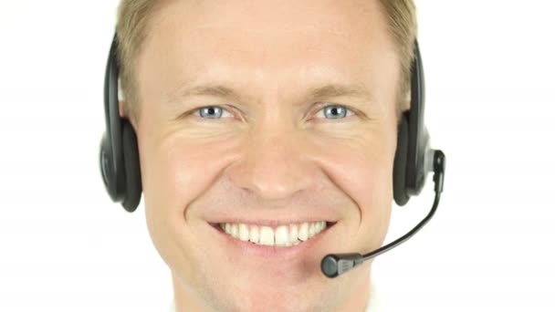Cara sonriente del agente del centro de llamadas con auriculares — Vídeo de stock